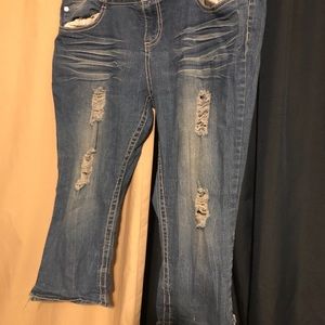 Used distressed capris jeans